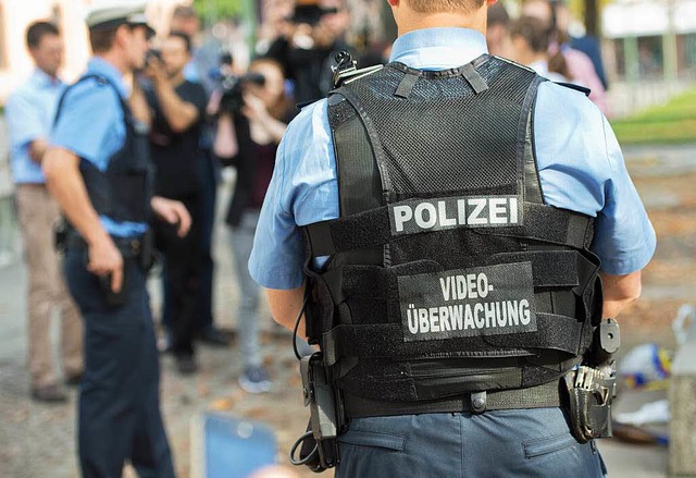 Die Kamera sitzt auf der Schulter, auf...burgs Polizei ein Video-Pilotprojekt.   | Foto: dpa