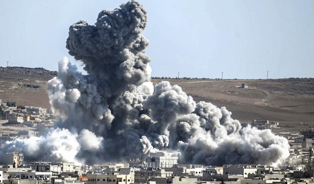 Explosion ber Kobane: Noch immer ist die Kurdenstadt schwer umkmpft.  | Foto: AFP