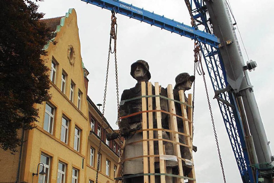 Nachdem man die T-Träger an der richtigen Stelle platziert hatte, wurde das Denkmal angehoben. (Foto: Michael Gottstein) Nachdem man die T-Träger an der richtigen Stelle platziert hatte, wurde das Denkmal angehoben. (Foto: Michael Gottstein)