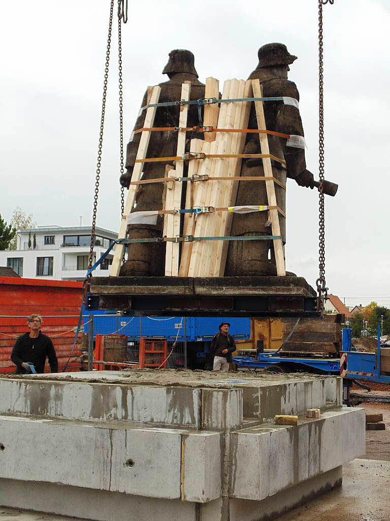 Das Denkmal wird auf den neuen Sockel gehievt.