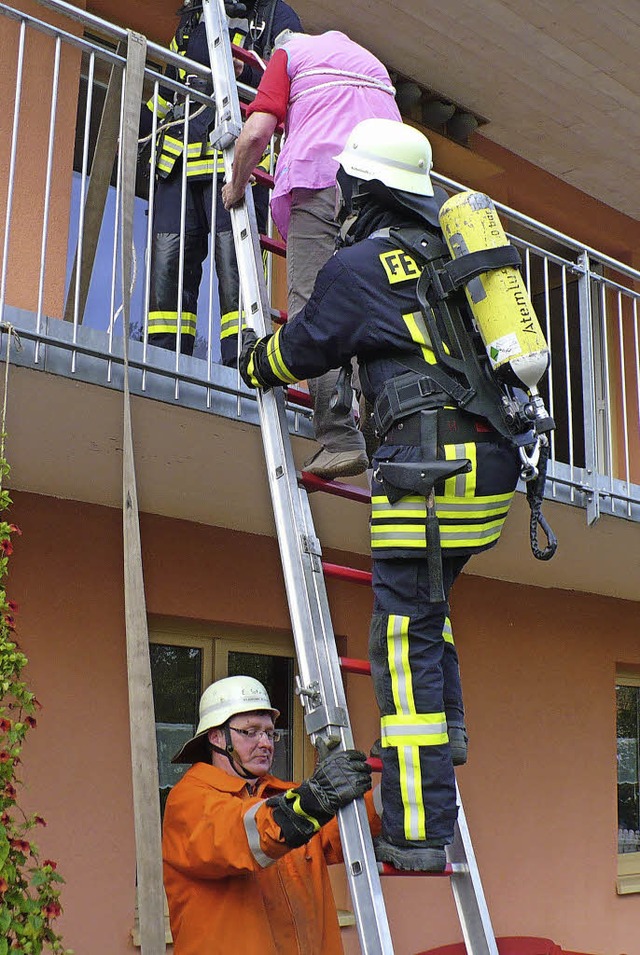 Eingeschlossene Personen wurden ber  die Steckleiter in Sicherheit gebracht.   | Foto: rittner