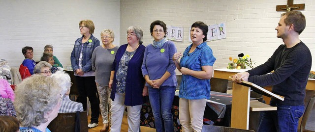 Erster Seniorennachmittag der Nachbars... acht Frauen um Waltraud Gromann vor.  | Foto: Ilona Hge