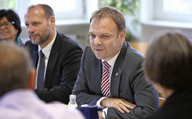 Der SPD-Staatssekretr Ingo Rust will ...ker und Ortsvorsteherin Dagmar Frenk.   | Foto: Christoph Breithaupt