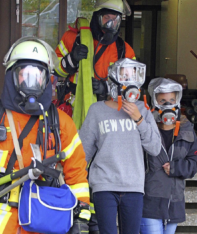 Feuerwehrmnner retten Schlerinnen.   | Foto: schule