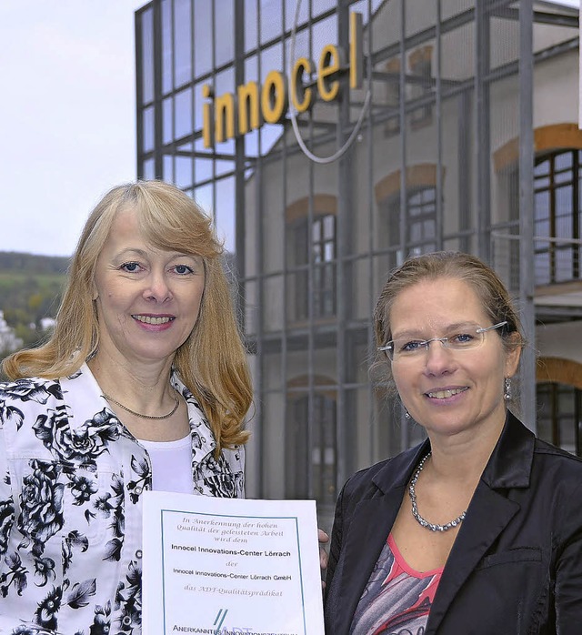 Andrea Glaser (links) vom  Bundesverba...iana Stcker das neue Zertifikat aus.   | Foto: Sabine Ehrentreich