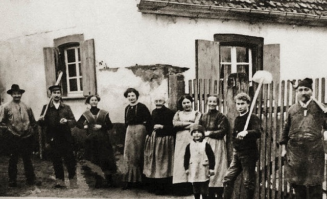 Eine buerliche Mengener Hausgemeinschaft Ende des 19. Jahrhunderts   | Foto: Repros: Anne Freyer