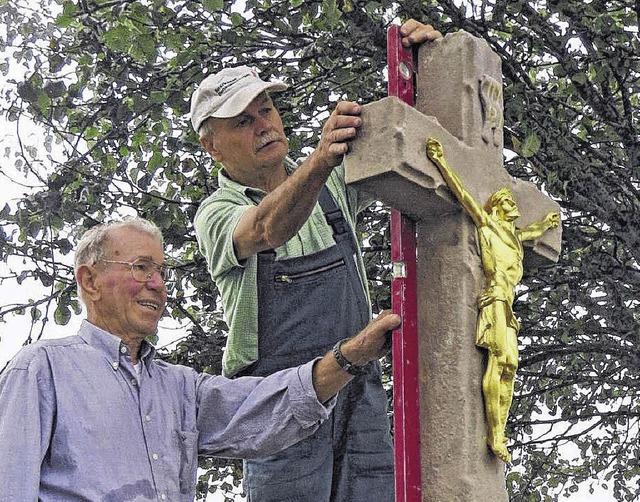 Krnung eines Gemeinschaftswerks: Alfo...en Wolf beim Aufstellen des Kreuzes.    | Foto: Zimmermann