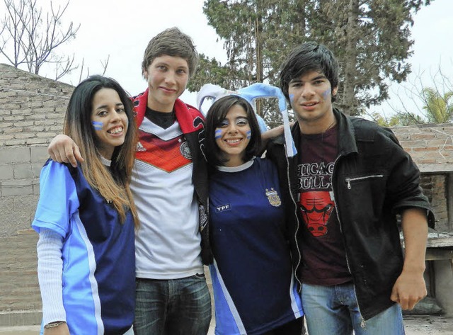 Michael Himmelsbach (Zweiter von links...nigen der argentinischen Jugendlichen   | Foto: privat