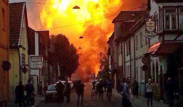 Das Handyfoto einer Zeugin zeigt eine ...dernde Stichflamme nach der Explosion.  | Foto: dpa
