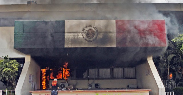 Von Demonstranten in Brand gesetzt: das Rathaus in Iguala   | Foto: AFP