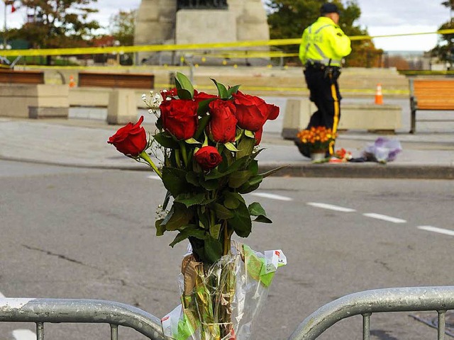 Blumen in Erinnerung an den erschossen... Kriegsdenkmal in Ottawa am Donnerstag  | Foto: dpa