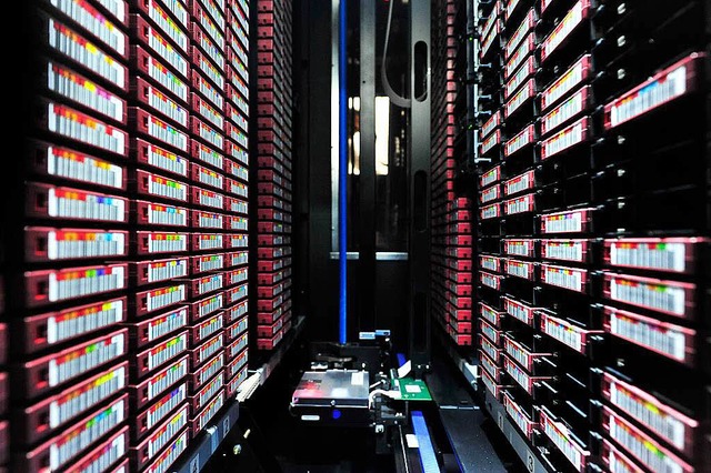Viel Technik: Im neuen Rechenzentrum steht Server an Server.  | Foto: Thomas Kunz