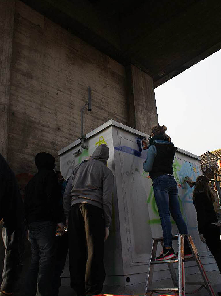 Die erste Erdgasstation steht unter einer groen Brcke aus Beton.