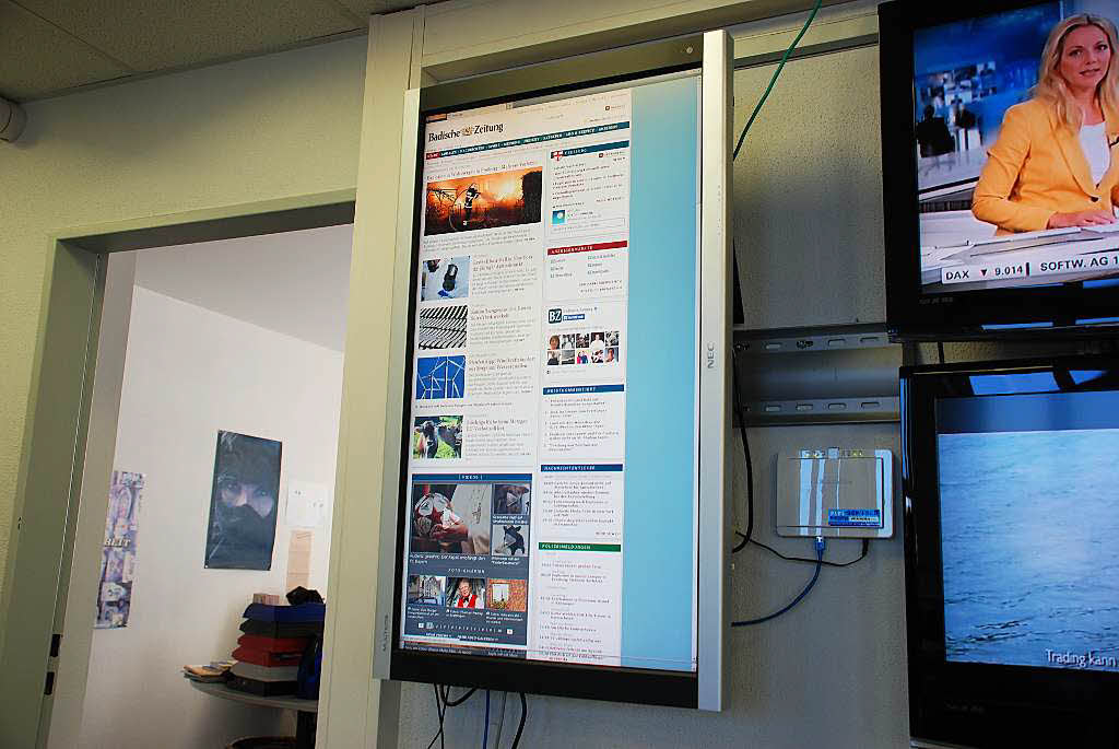 Am Desk knnte man auf einem riesigen Bildschirm im Internet surfen. Es luft aber immer BZ-Online.