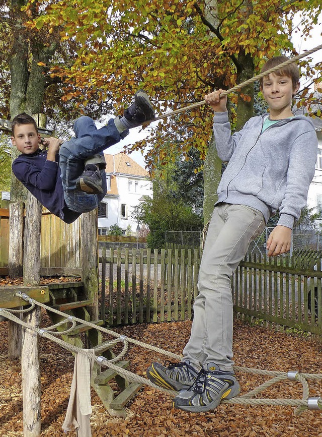 Hansjakobschule 4b Zisch, Hngebrcke ..., Luca Monaco (links) und Benjamin Ruf  | Foto: Peter Stellmach