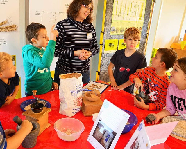 Vom Korn zum Brot: Drittklssler der Hans Thoma Schule und Lehramtsanwrterinnen  | Foto: Martina Proprenter