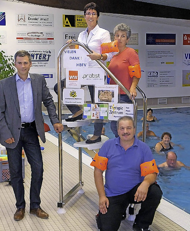 Nicht nur Brgermeister Mauch freut si...er die neue Pool-Treppe im Hallenbad.   | Foto: Morath