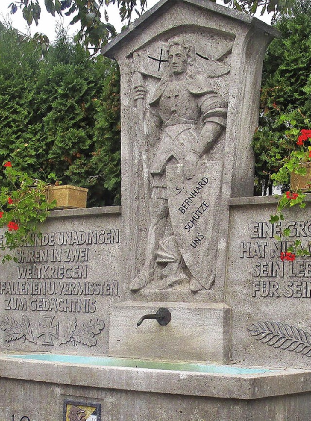 Am Kriegerdenkmal.  Michel und Fabian ...ssten Soldaten gelesen.  Sogar fters.  | Foto: Fabian Kobiel