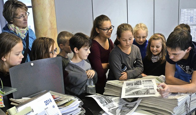 BZ-Redakteur Patrik Mller bespricht mit Zisch-Kindern die Samstagsausgabe.  | Foto: Patrik Mller