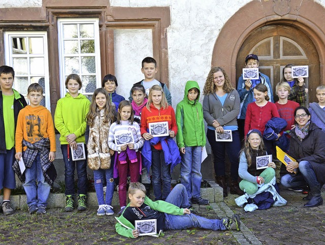 Die Projektgruppe der Klassen 5 und 6 ...talschule vor Maulburgs ltestem Haus.  | Foto: Georg Diehl