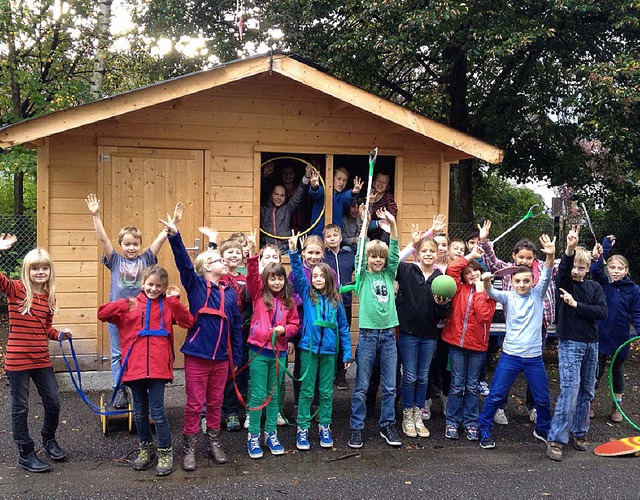 Die Gutacher Schler links betreuen da...und auf dem Klettergerst versammelt.   | Foto: Fotos: Schule/Timm