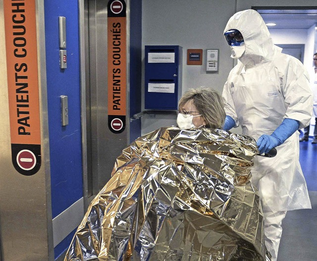 bung zum Umgang mit Ebola-Kranken in einer Straburger Klinik   | Foto: dpa