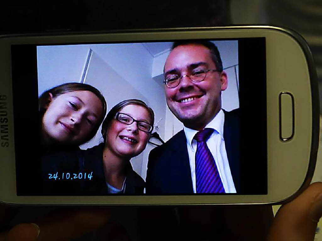 Selfie mit Minister: BZ-Kinderreporter Lara Ochs und Lara Press-Lohrmann mit Minister Friedrich in der BZ (von links)