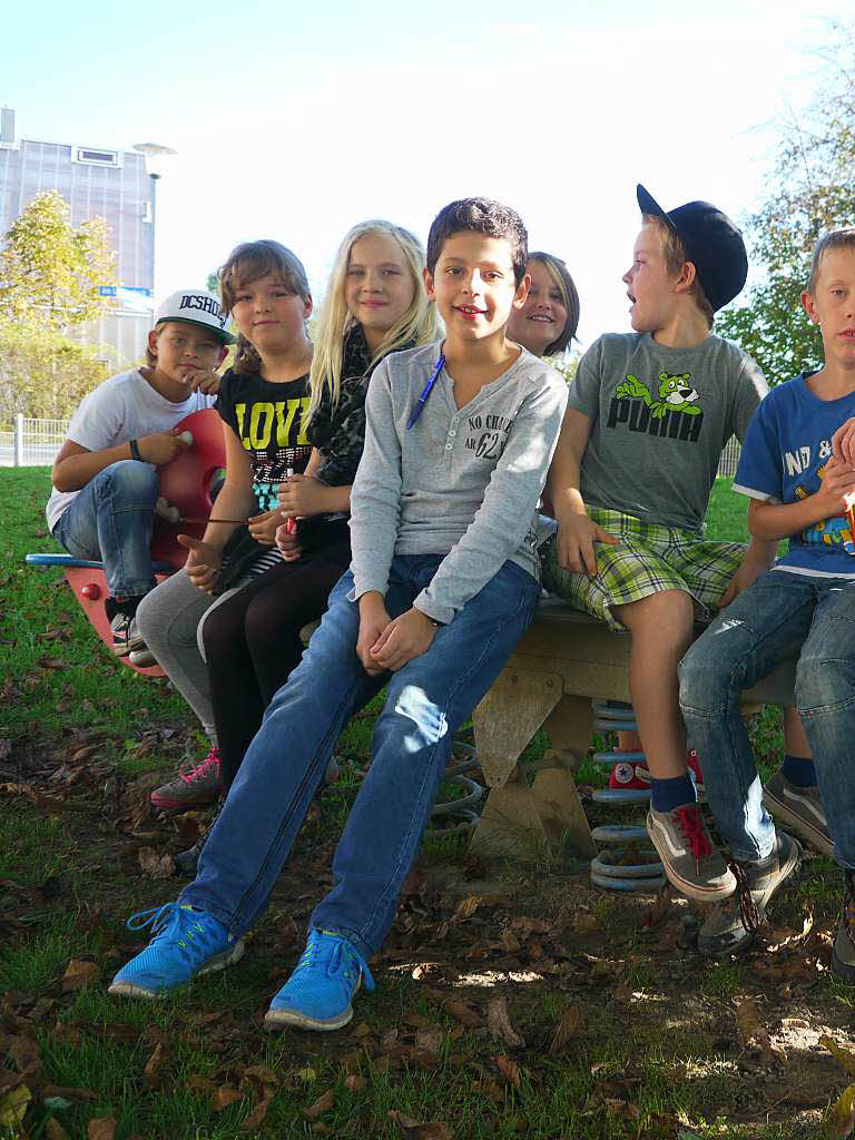 Bereit zum Einsatz: Leo, Marielle, Lisa, Gent, Anaelle, Emilien, Aaron, Kenan von der 4a der Michael-Friedrich-Wild-Grundschule machen den Spielplatzcheck in Mllheim.