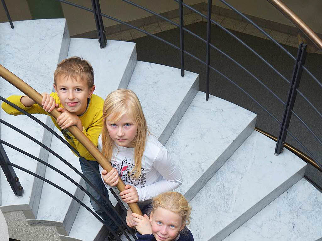 Auf nach oben zur Landrtin: Niklas Gtz, Leonie Hensler, Lena Schreiner, Felix Chilenko, Paul Mattisseck und  Noel Mnich haben einen Interviewtermin bei der Kreischefin Dorothea Strr-Ritter. 