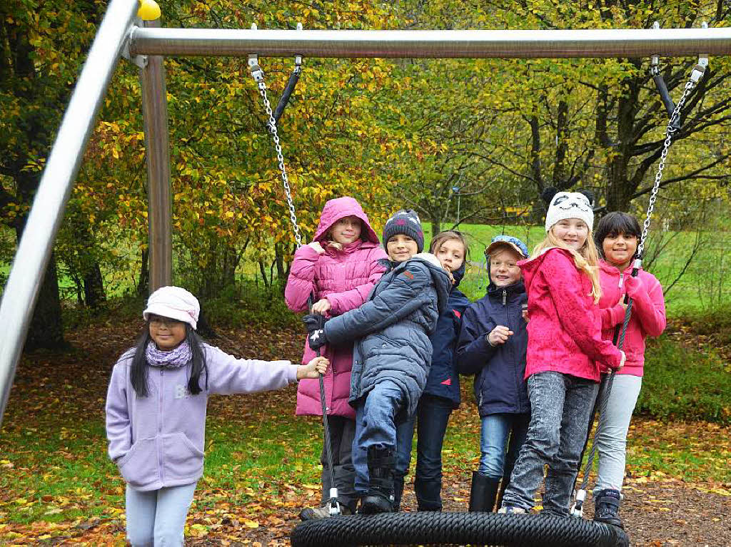 Zisch-Kinderreporter beim Spielplatz-Check in Todtmoos:  Mary Heger, Valerija Hofschrer, Luisa Gehri, Sina Matt, Luisa Philipp, Johanna Lehner und Jasmin Smez (von links)