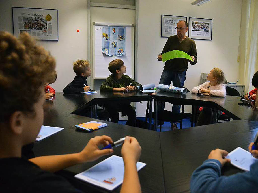 Den Weg der Nachricht von der Themenidee bis zur fertigen grnen Druckplatte vollzogen die Kinder in ihrer Redaktionskonferenz mit dem Lrracher BZ-Redaktionsleiter Willi Adam nach. Das Foto zeigt die  4a aus Tumringen.