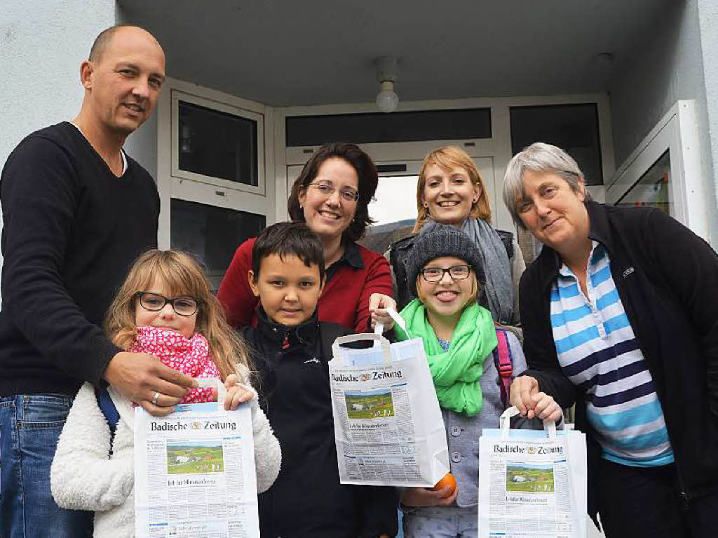 Zisch-Reporter Melina Adler, Maxim Hildebrandt und Mati Avdic (vorne von links) brachten am Freitag richtig Leben in die BZ-Redaktion in Bad Sckingen. Das hat auch die BZ-Redakteur Michael Krug, Barbara Schmidt, Verena Pichler und Katja Mielcarek (hinten von links) gefreut.