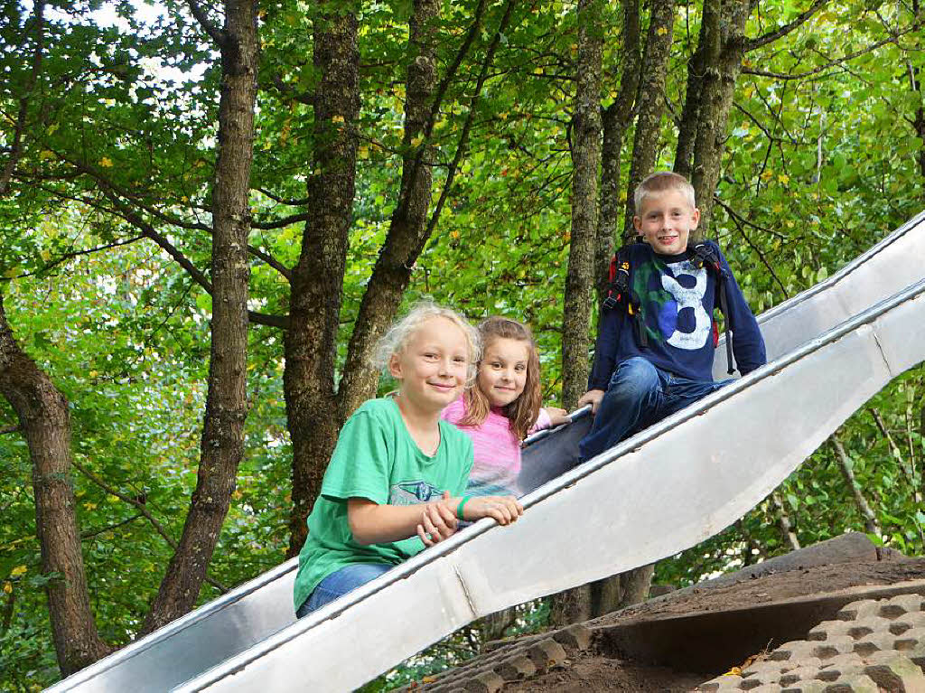 BZ-Spielplatztester: Diana,Maren und Lukas auf dem Spielplatz Im Grn in Emmendingen(von links, alle neun Jahre).