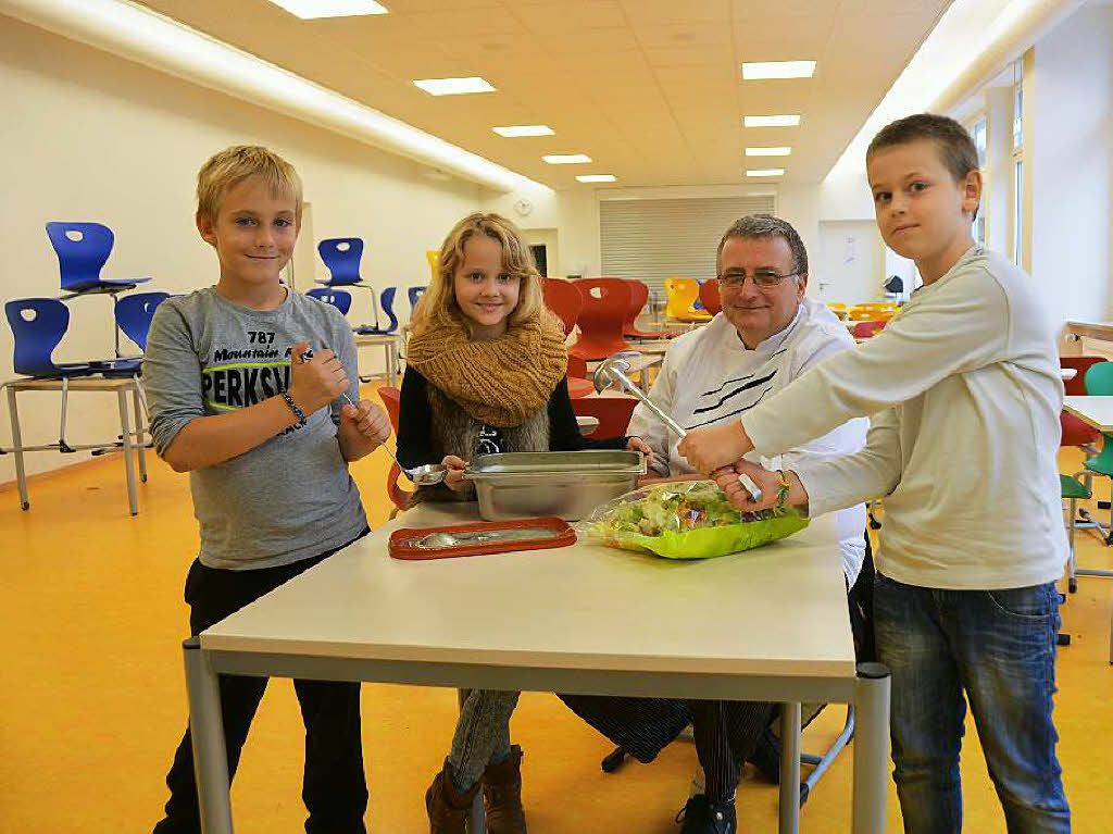 Anna Geist, Pascal Obst und Colin Psaras der Rheinfelder Goetheschule wurden selbst zu Reportern: Sie trafen sich mit dem Koch Michael Mller vom Hertener St. Josefshaus in ihrer Mensa.