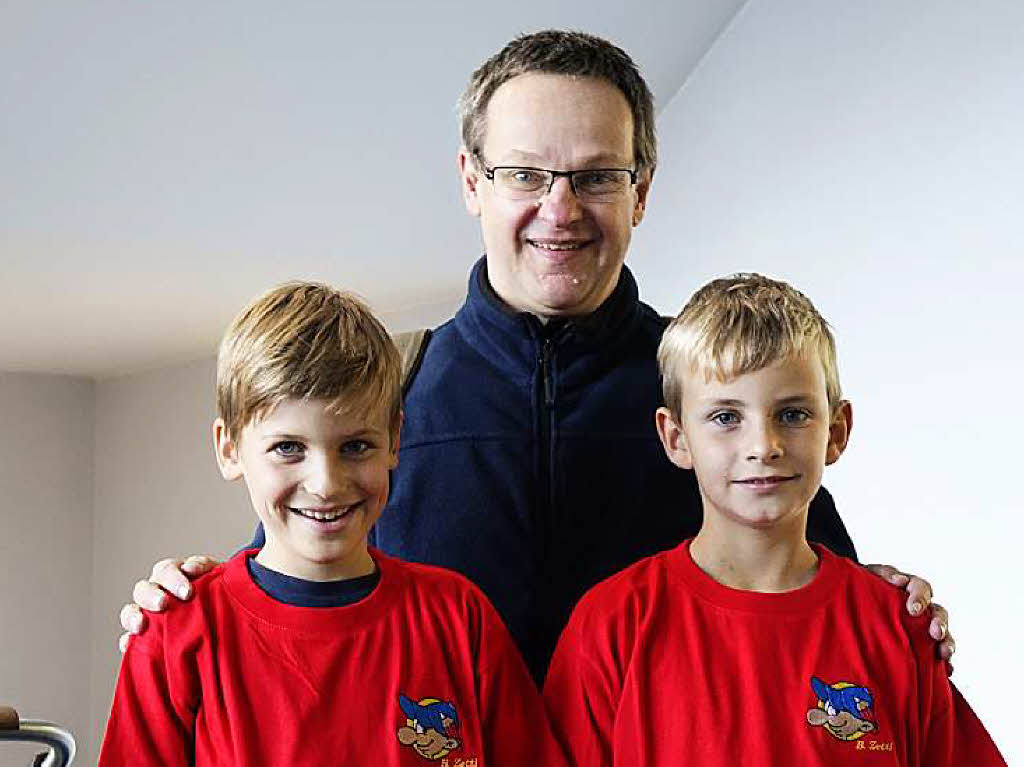 Julian Gnther (9/Foto links) und Johannes Am Ende (10/rechts) Klasse 3/4a, Schneckentalschule, Pfaffenweiler – zusammen mit BZ-Sportredakteur Georg Gulde