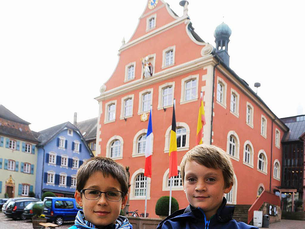 Unsere Ettenheimer Zisch-Redakteure Philipp Herrmann (links) und Janis Elenchleger mit einer  von  Arnold Beha gebastelten „Zeitungsente“.