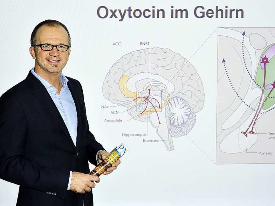Sieht das Liebeshormon ganz unromantis...er Oxytocin-Forscher Markus Heinrichs.  | Foto: Thomas Kunz