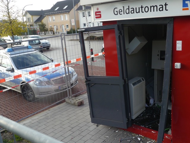 Panzerknacker am Werk: Unbekannte Tte...freistehenden Geldautomaten gesprengt.  | Foto: Patrick Kerber