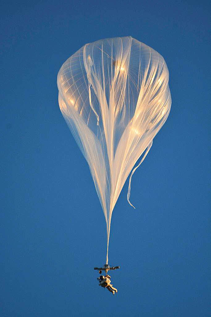 Mit einem Helium-Ballon lie sich Eustace in ber 41 Kilometer Hhe tragen.
