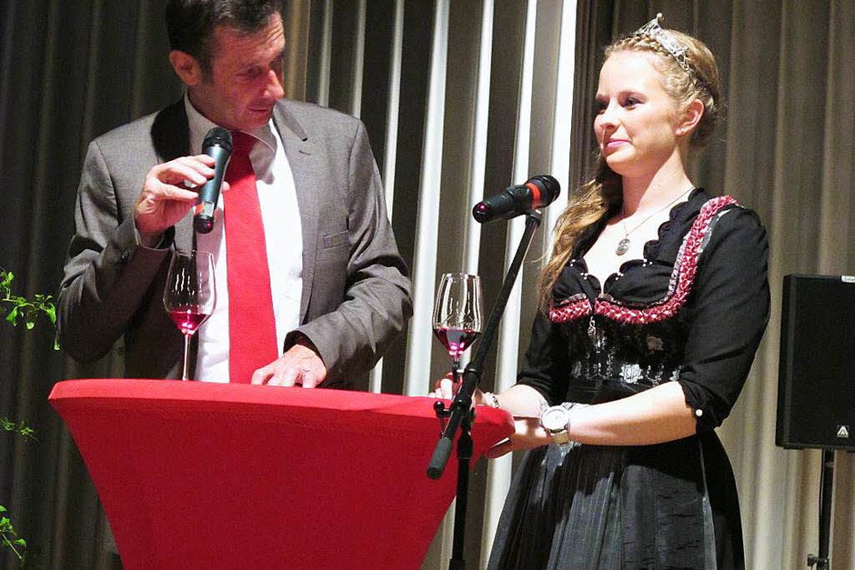 Bürgermeister Christoph Hoffmann und die Markgräfler Weinprinzessin Melissa Fünfgeld eröffnen die Rotweinnacht. (Foto: Jutta Schütz) Bürgermeister Christoph Hoffmann und die Markgräfler Weinprinzessin Melissa Fünfgeld eröffnen die Rotweinnacht. (Foto: Jutta Schütz)