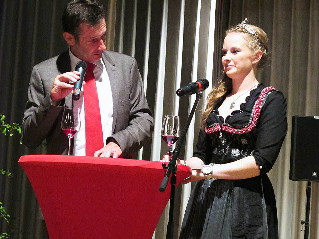 Brgermeister Christoph Hoffmann und die Markgrfler Weinprinzessin Melissa Fnfgeld erffnen die  Rotweinnacht.