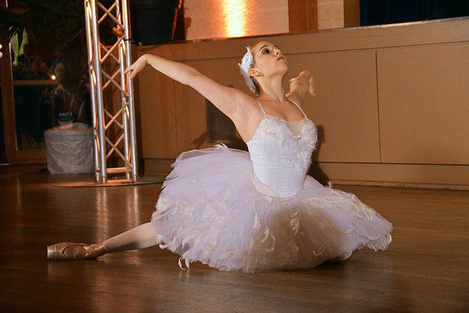 Sarah Löffler als „Sterbender Schwan“ im Ballett nach Camille Saint-Saens (Foto: Hans Jürgen Kugler) Sarah Löffler als „Sterbender Schwan“ im Ballett nach Camille Saint-Saens (Foto: Hans Jürgen Kugler)