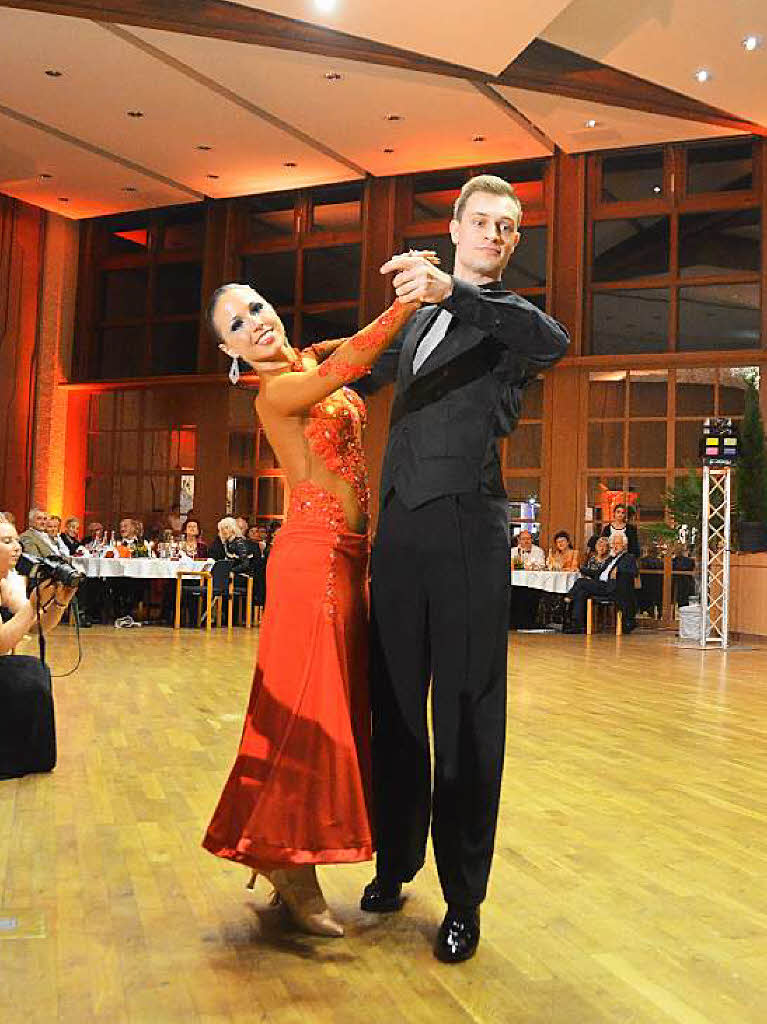 Das Duo Janina Wangler und Florian Siegwolf prsentierten professionelle Turniertnze.