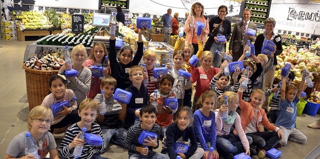 Kinder von der Landeck-Schule Bad Kroz...gesunden Nahrungsmitteln, berreicht.   | Foto: Susanne Mller