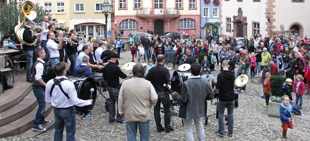 &#8222;Guggemusig Grachsymphoniker Bas...gastierten auf dem Endinger Marktplatz  | Foto: Hans-Peter Ziesmer