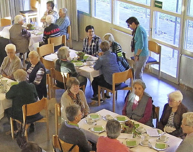 Zahlreich kamen Teilnehmerinnen zum Fr...hstck ins evangelische Gemeindehaus.   | Foto: kirchengemeinde