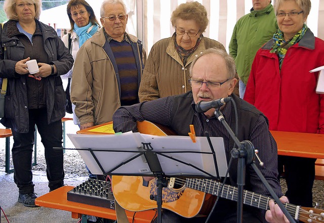 Manfred Meister, Komponist und Snger ...herbstlicher Dekoration (Bild rechts).  | Foto: Petra Wunderle