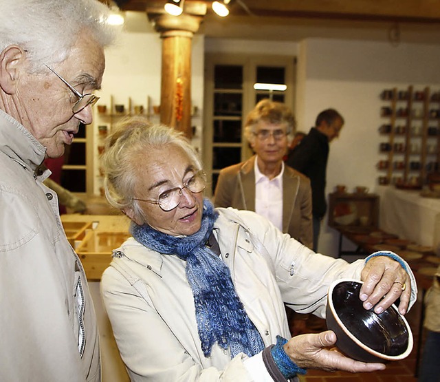 Besucher staunen: praktische wie kunstvolle Keramik.  | Foto: h. fssel