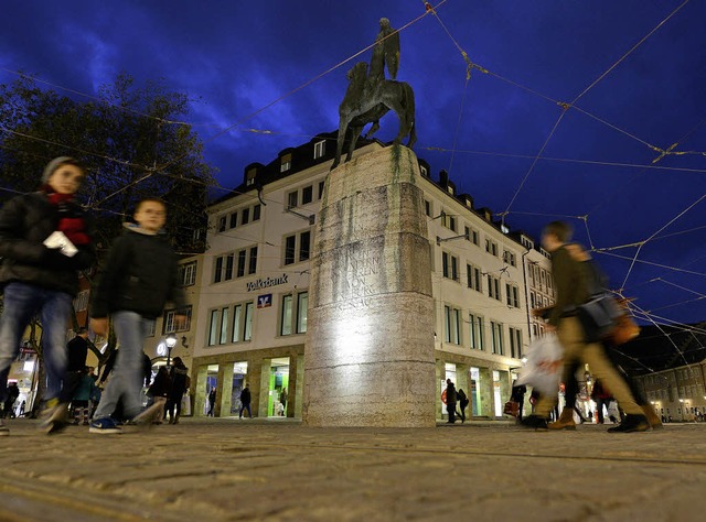 Mit LED-Strahlern in neues Licht geset...er baustellenfreie Bertold bei Nacht.   | Foto: Rita Eggstein