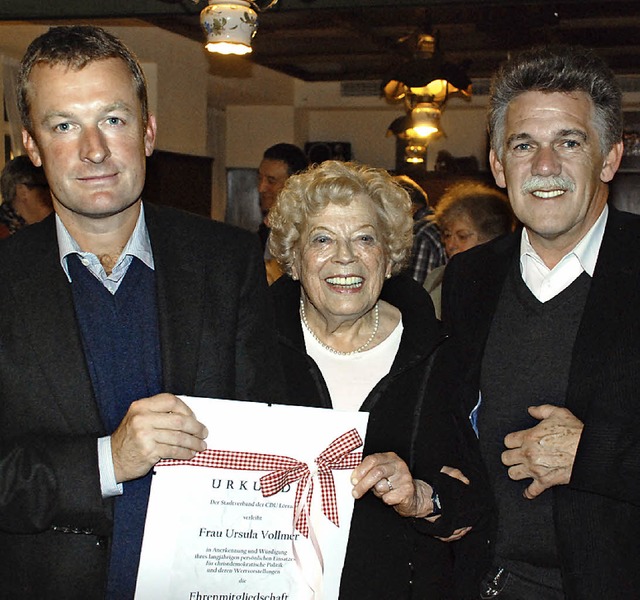 Ursula Vollmer wurde zum Ehrenmitglied...verbandsvorsitzende Xaver Glattacker.   | Foto: Tolsdorf